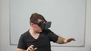 Sanal gerçeklik gözlükle bir oyun oynuyor adam