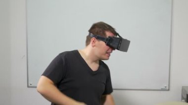 Mutlu genç adam VR 3d gözlük ile dans