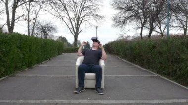 Sanal gerçeklik donanımları Multimedya 3d içerik ve sürpriz izlerken giyen adam