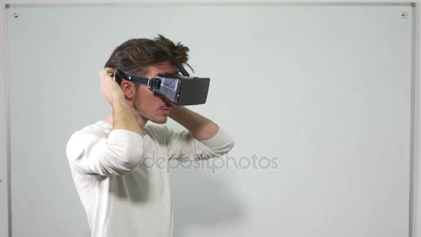 Студент впервые примеряет очки виртуальной реальности — стоковое видео