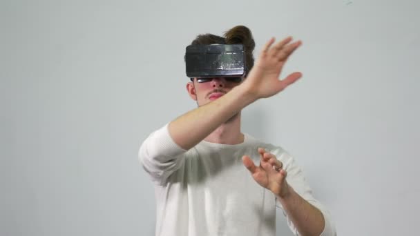 Ο άνθρωπος φορώντας γυαλιά εικονικής πραγματικότητας και συγκεκριμένες χειρονομίες — Αρχείο Βίντεο