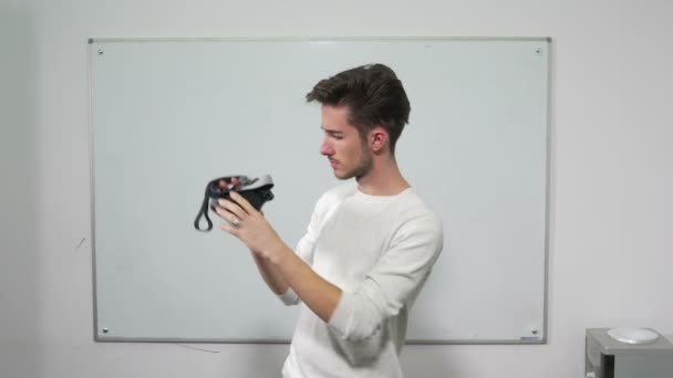 Estudante em pé na frente do quadro branco experimentando pela primeira vez óculos de realidade virtual — Vídeo de Stock