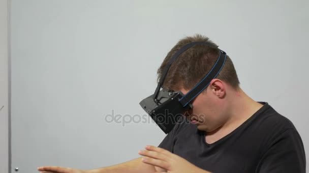 Uomo che sperimenta la realtà virtuale indossando cuffie speciali — Video Stock