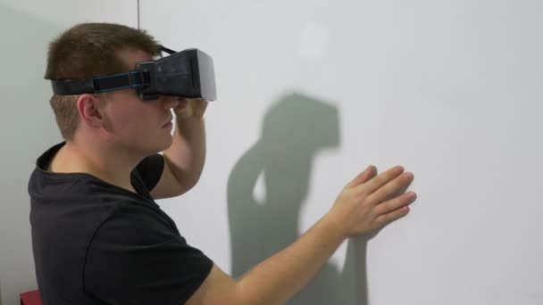 Hombre usando el último gadget VR 3d tocando una pizarra interactiva — Vídeos de Stock