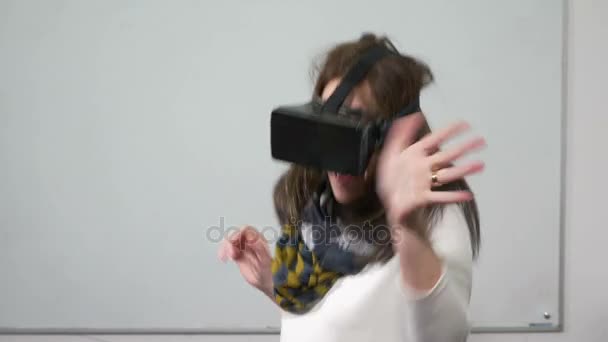 Beautiful young woman dancing with virtual reality glasses on — Stock Video