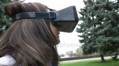VR 3d kulaklık kullanarak parkta etrafa kadın