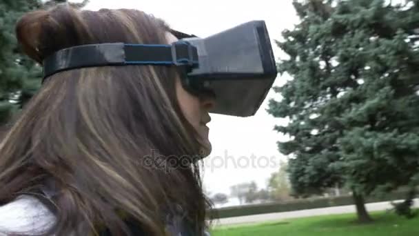 Vrouw rondkijken in park met behulp van Vr 3d hoofdtelefoon — Stockvideo