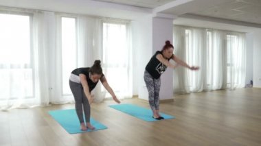 İki kadın Yoga sırası yapıyor