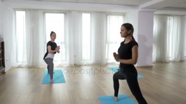 Üç kadın savaşçı yapıyor yoga sınıfı teşkil