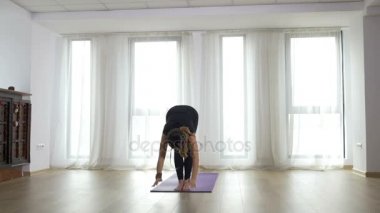 Güzel genç kadın kapalı Yoga egzersiz yaparak
