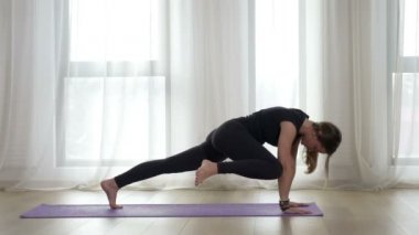 Aşağı doğru bakan yoga poz pratik kız