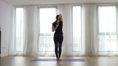 Yogi Yoga egzersiz güneş ışığı pencerenin önünde karşı karşıya spor yapmak