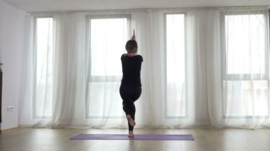 Kadının bir yoga Studio germe egzersiz yapması