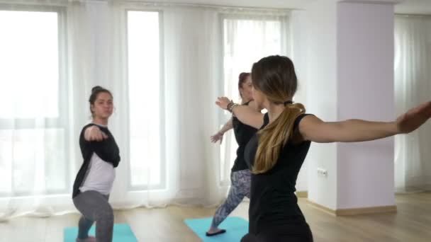 Yogis que asisten a la práctica de yoga en un gimnasio — Vídeo de stock