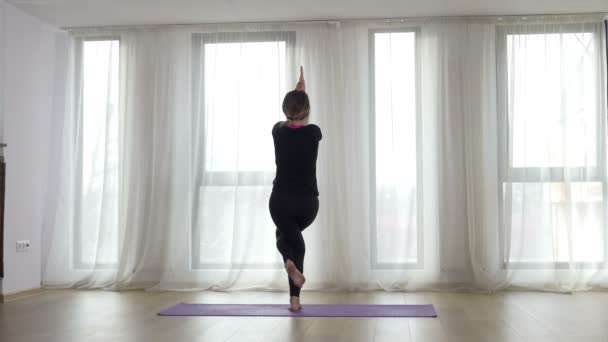 Woman doing stretching exercise in a yoga studio — Stock Video