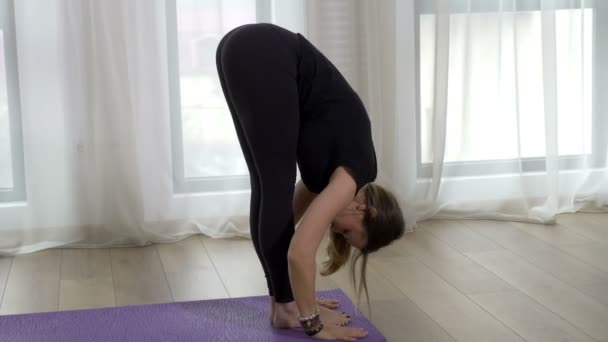 Vrouwen doen yoga opleiding en surya namaskar houding — Stockvideo