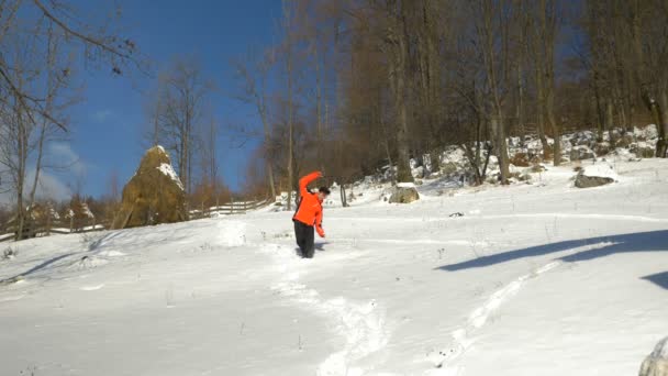 Adolescent marche dans profonde neige et tomber dans il — Video