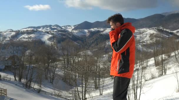 Desportista congelando lá fora em um dia frio de inverno nas montanhas — Vídeo de Stock