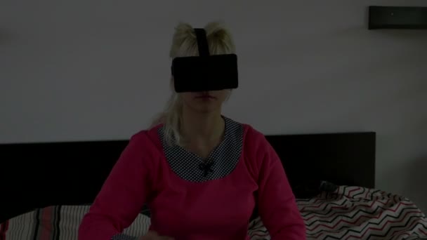 Dívka domácí relaxaci při hraní hry používat Vr zařízení — Stock video