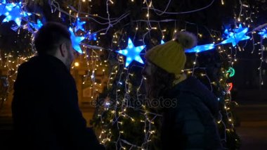 Bir Noel ağacı Parkı dışında öpüşme Çift