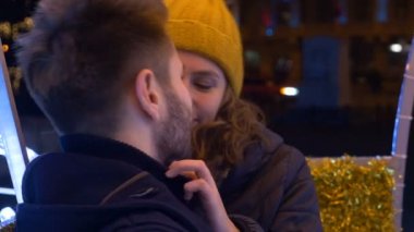 Dışarıda soğuk bir gecede öpüşme Romantik Çift