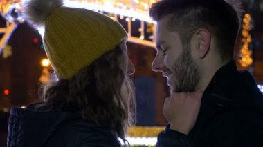 mutlu genç çift portre kadar kapatın