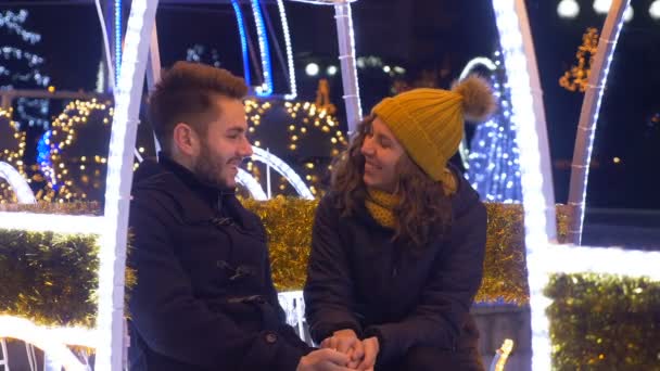 Amantes tomados de la mano y riendo el uno del otro en la feria de Navidad — Vídeos de Stock