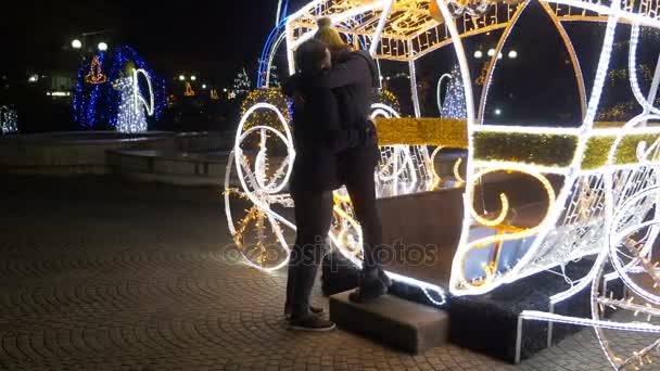 Hombre sorprende a su novia con anillo de compromiso en la feria en una decoración de carruajes de Navidad — Vídeos de Stock