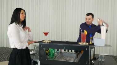 Barmen tarafından mobil bar bekleyen Bayan için kokteyl hazırlama