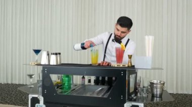 Yakışıklı Barmen karıştırma ve kokteyl içki hazırlama