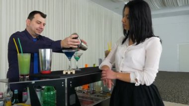 Shaker kokteyl barda bir kız için dökme barmen
