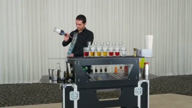 Aynı anda birden fazla alkollü kokteyller çekim dökme barmen barmenlik göstermek
