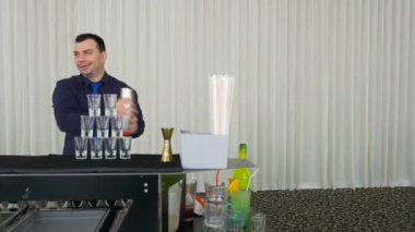 Barmen shaker içecekler kule içine çekim dökme.
