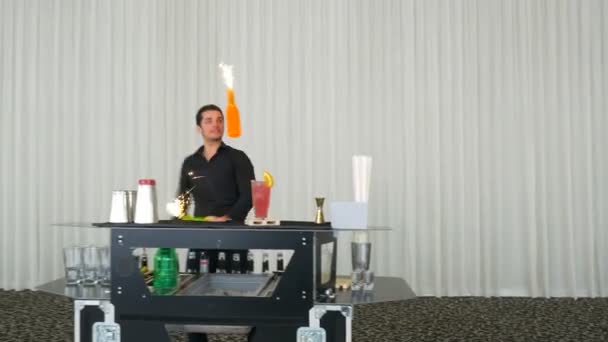Barman uitvoeren van flair bartending met vuurwerk op een feestje — Stockvideo