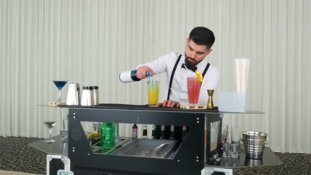 Гарний бармен змішування і приготування коктейльного напою — стокове відео
