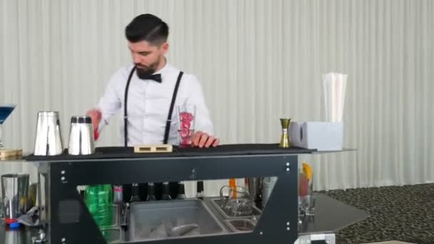 Cocktailzubereitung durch einen Barmann — Stockvideo