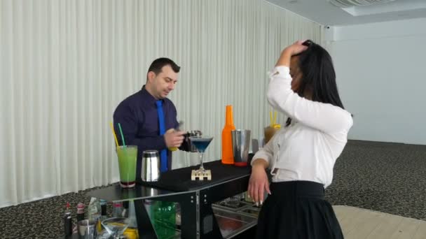 Barman przygotowuje koktajl dla kobiety w barze mobilnych — Wideo stockowe