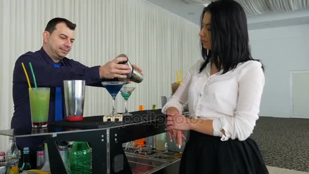 Cantinero sirviendo cóctel de coctelera para una chica en el bar — Vídeos de Stock