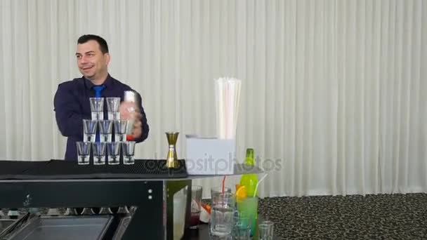 Bartender menuangkan minuman dari shaker ke menara tembakan — Stok Video