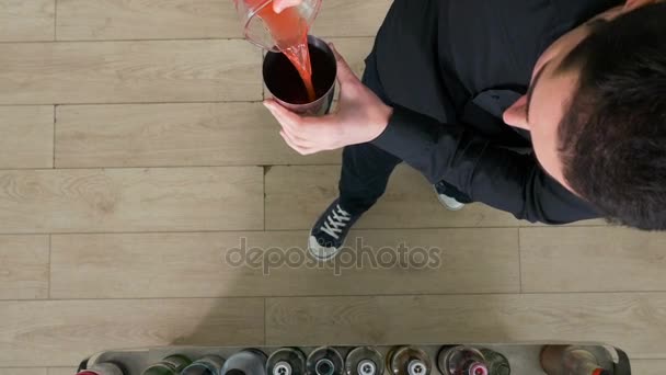 Vista dall'alto del cocktail di miscelazione del barista nello shaker — Video Stock