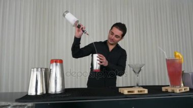 Flair barmenlik teknikleri kullanarak barmen tarafından yapılan shaker ile akrobatik gösterisi