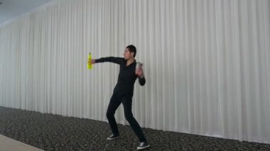 Barmen shaker ve şişe ile akrobatik yetenek barmenlik gösterisi gerçekleştirme