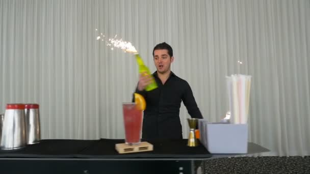 Csapos teljesítő flair bartending üvegek és tűzijáték a lassú mozgás — Stock videók