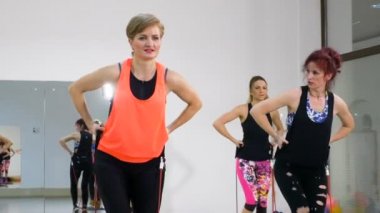 Etkin kadınları kilo kaybı fitness egzersiz kapalı meşgul