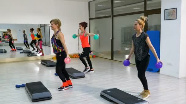 Chicas haciendo ejercicio con stepper para brazos y piernas — Vídeos de Stock