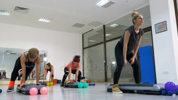 组的中年妇女在健身房做工作会议在步进 — 图库视频影像