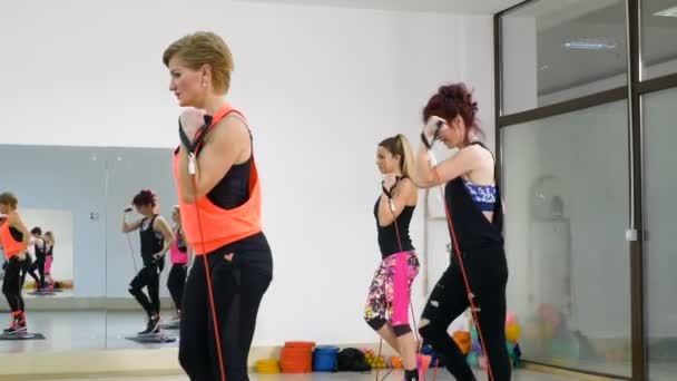 Grupp kvinnor gör hälsosam livsstil aerobics utbildning tillsammans — Stockvideo