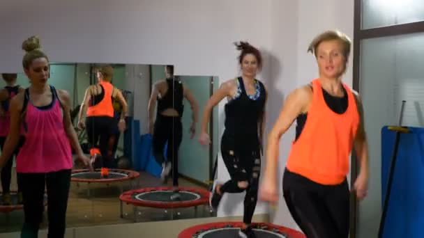 Női fitness munkamenet trambulin az edzőteremben csinál
