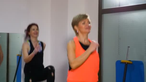 妇女在健身房使用蹦床慢跑 — 图库视频影像