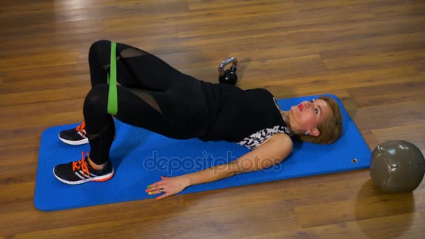 Fit mulher fazendo exercício pilates com corda em suas pernas — Vídeo de Stock